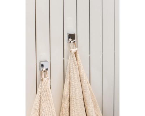 Ručníky visí na háčcích na ručníky