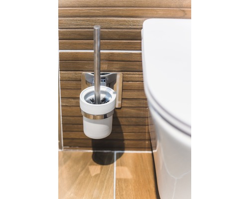 Toaletní kartáč a záchodová mísa v koupelně