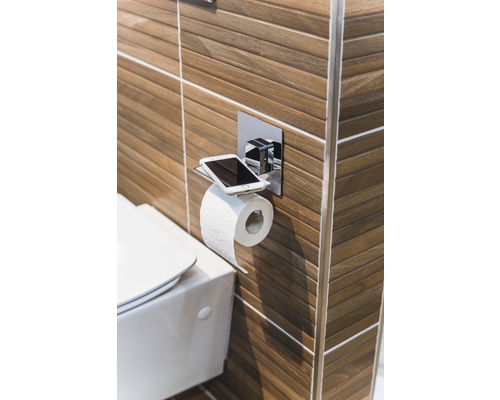 Koupelna s držákem toaletního papíru a odkládací plochou na mobilní telefon