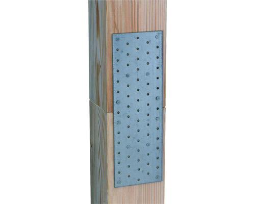 Dřevěná konstrukce s děrovanou kovovou deskou a šrouby pro upevnění