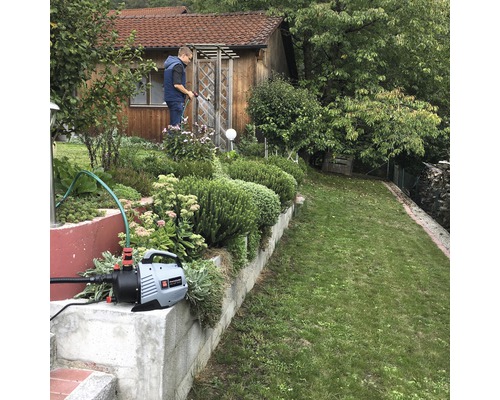Zavlažování zahrady zahradním čerpadlem před domem