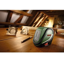 Logo Bosch. Křížový čárový laser se dvěma bodovými světly, tužkou a dvěma LED zapuštěnými bodovými světly na stole