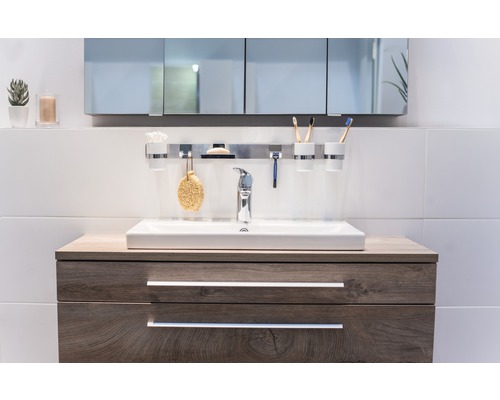 Koupelna s umyvadlem, skříňkou se zásuvkami a zrcadlovou skříňkou