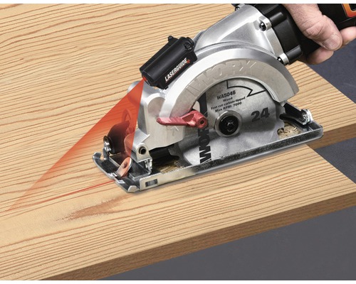 Okružní pila s laserovým naváděním řeže dřevěnou desku