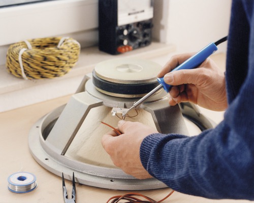 Pájení reproduktoru pomocí páječky, včetně pájecího drátu, kleští a kabelů