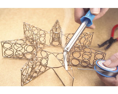 Pájení hvězdy z kovového drátu pomocí páječky