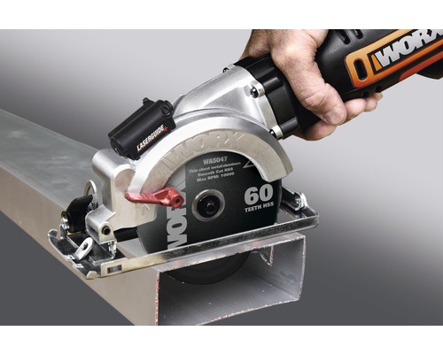 Ruční okružní pila WORX při řezání kusu kovu.