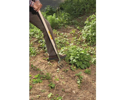 Zahradničení s rycími vidlemi na zahradě