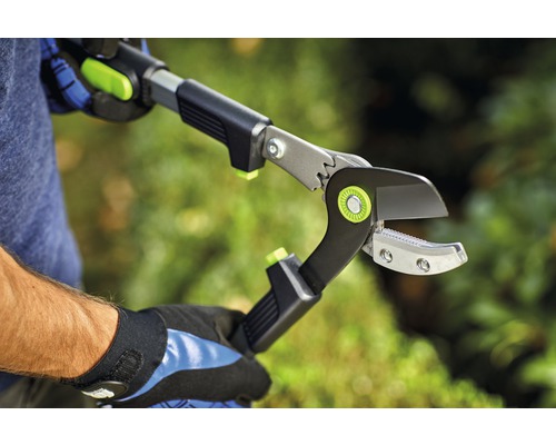 Obsluha teleskopických nůžek na větve pro prořezávání větví