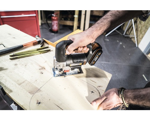 Akumulátorová přímočará pila používaná k řezání dřeva