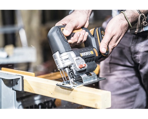 Akumulátorová přímočará pila řeže kus dřeva