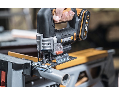 Akumulátorová přímočará pila při řezání trubky