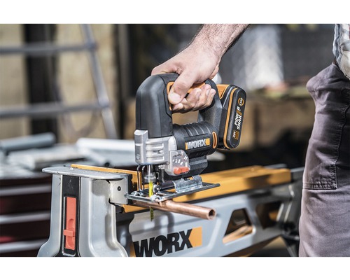 Akumulátorová přímočará pila v akci při řezání trubky