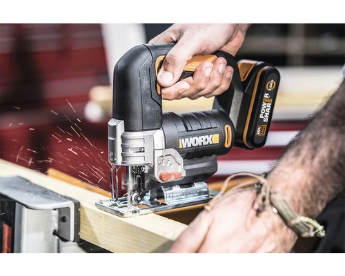 Akumulátorová přímočará pila při řezání dřeva s třískami