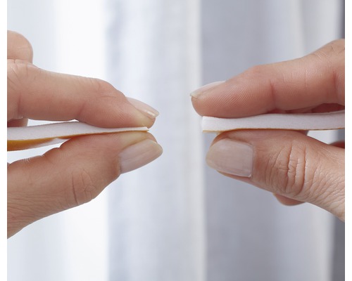 Osoba drží těsnicí pásku.