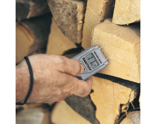 Měřič vlhkosti při měření vlhkosti dřeva