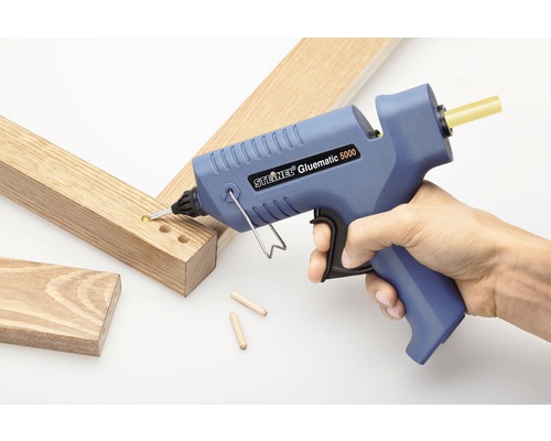 Tavná pistole Steinel Gluematic 5000 při použití s dřevěnými kusy a hmoždinkami