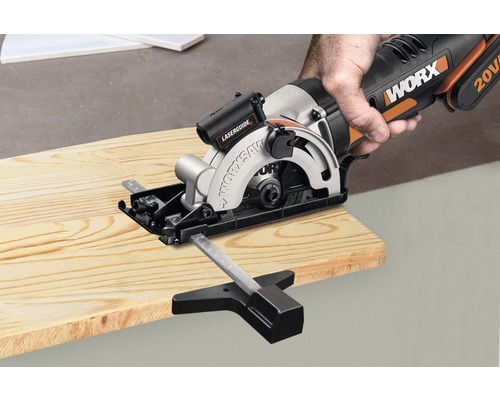Ruční okružní pila Worx řeže dřevěnou desku