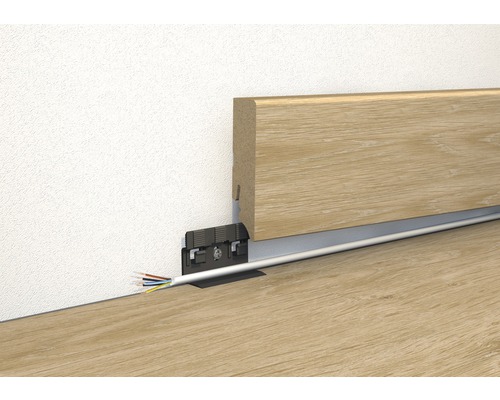 Podlahová lišta s kabelovým kanálem a montážními klipy pro montáž na stěnu