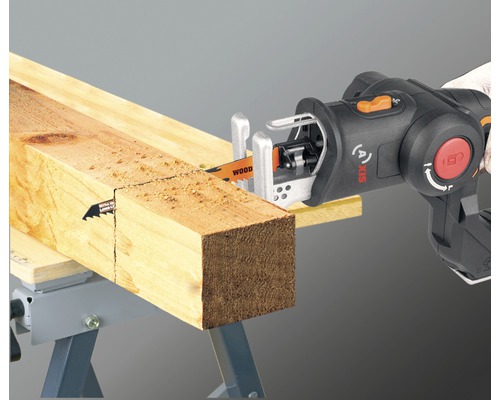 Akumulátorová ocaska řeže kus dřeva