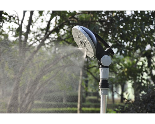 Zahradní sprcha s vodním paprskem venku