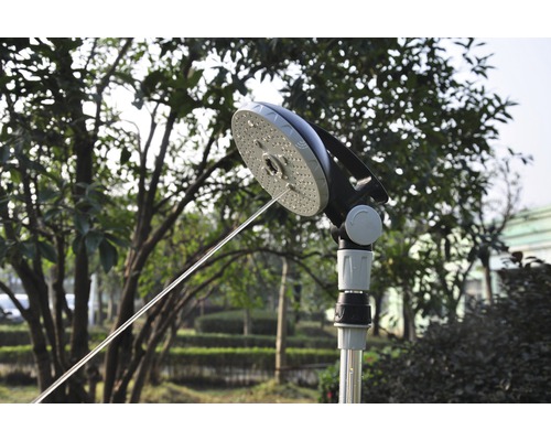 Zahradní sprcha s sprchovou hlavicí a proudem vody