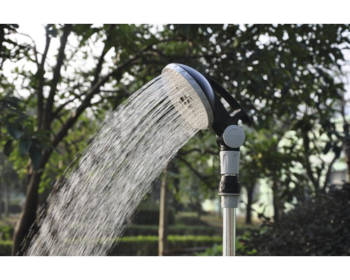 Zahradní sprcha s proudem vody venku