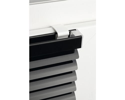 Detail žaluzie s lamelami a ovládacím mechanismem