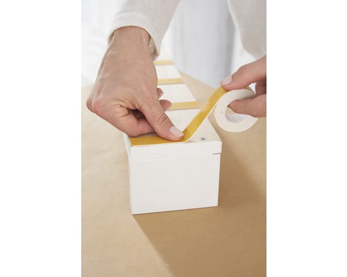 Aplikace oboustranné lepicí pásky na dřevěný předmět