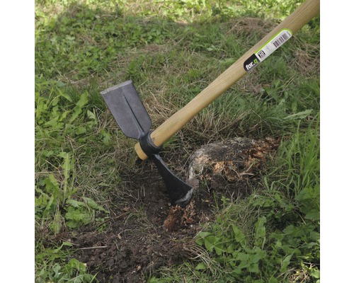 Motyka na úpravu půdy v zahradě.