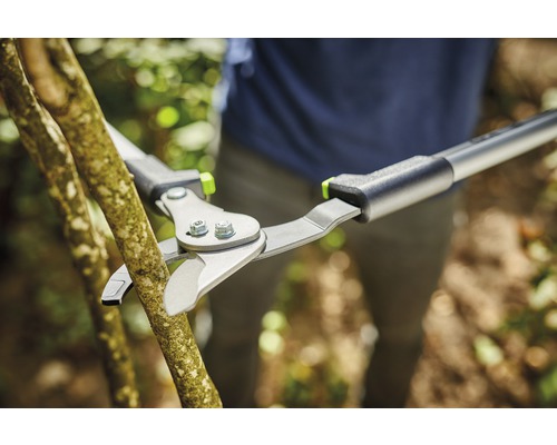 Stříhání větví zahradními nůžkami