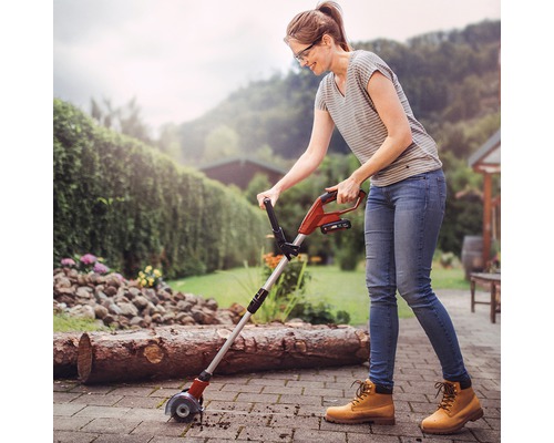 Žena používá na terase na zahradě obrubník.