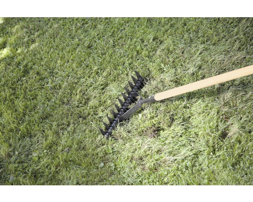 Provzdušňovač trávníku v trávě