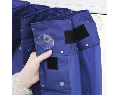 Detail zatemňovací rolety s připevněním na přísavky