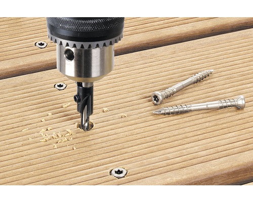 Zápustkový vrták se šrouby na dřevěné terase