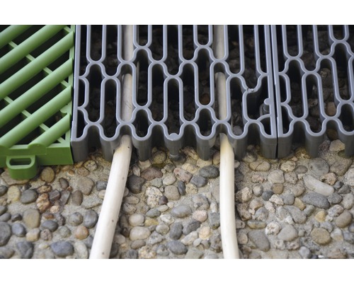 Plastové spojovací dlaždice s drenážními trubkami