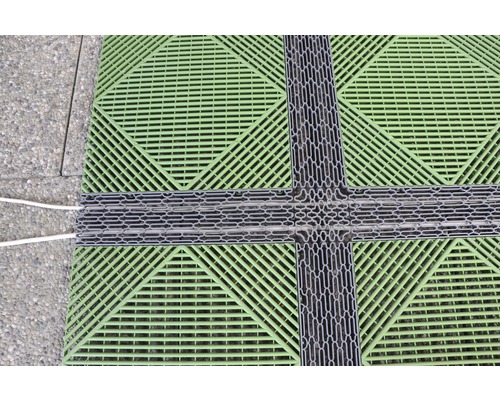 Zelená terasová dlaždice s odvodňovacím žlabem