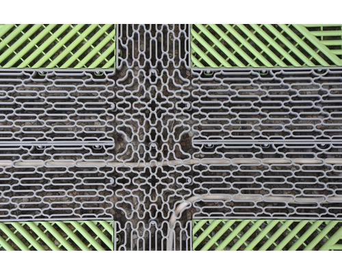 Detailní záběr spojených zatravňovacích dlaždic z plastu