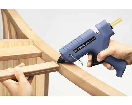 Horkovzdušná lepicí pistole při lepení dřevěného rámu