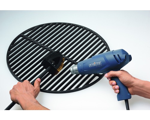 Čištění grilovacího roštu drátěným kartáčem a horkovzdušnou pistolí