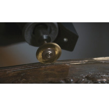 Rotační drátěný kartáč připevněný k multifunkčnímu nástroji pracujícímu na kovu