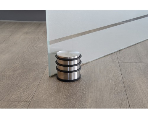 Nerezový dveřní doraz před skleněnými dveřmi