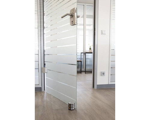 Otevřené skleněné kancelářské dveře s klikou a vodorovnými pruhy