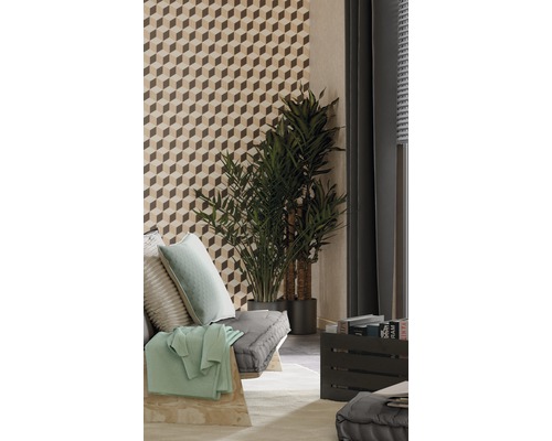 Obývací pokoj s tapetou se vzorem, rostlinami a polštáři