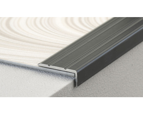 Kovový schodišťový profil na stupni