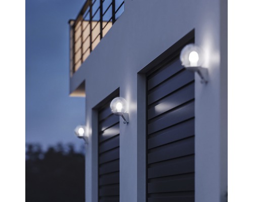 Fasáda domu s několika kulatými venkovními světly