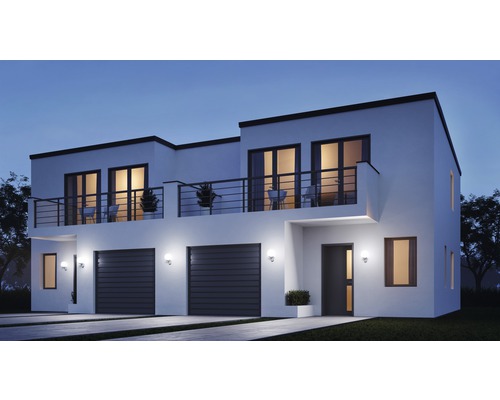 Pohled na moderní dvojdomek s garážemi a balkony