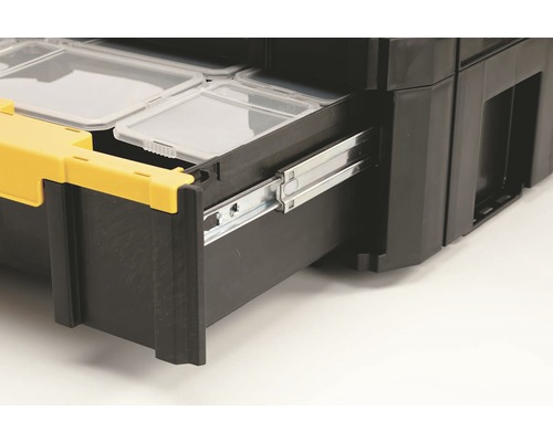 Detail zásuvkového prvku systému pro ukládání nářadí s výsuvnými lištami.