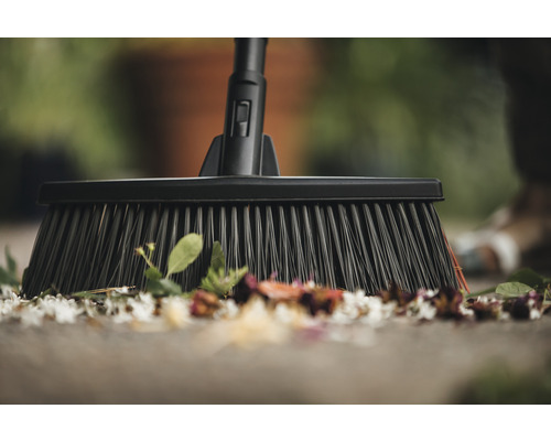 Koště na čištění listí a okvětních lístků na terase.