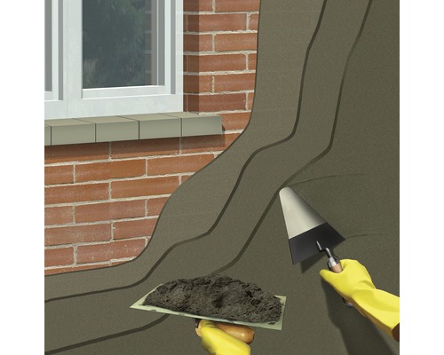 Vnější izolace stěn se špachtlí a lžící na stěně domu